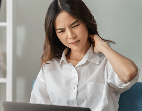 근육이 뻣뻣해짐