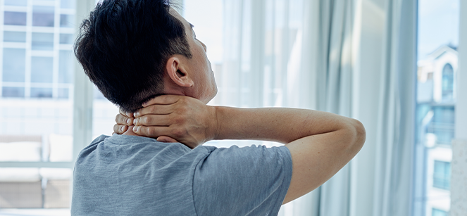 디스크나 뼈 돌기가 신경을 눌러 발생