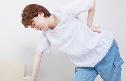 허리를 갑자기 비트는 동작