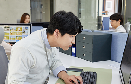 장시간 컴퓨터나 스마트폰 사용으로 고개를 앞으로 내민 자세 유지