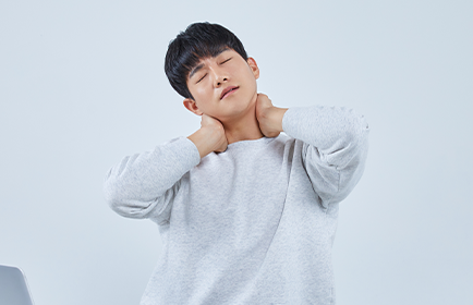 앞쪽 목 근육은 짧아지고, 뒤쪽은 늘어나는 근육 불균형