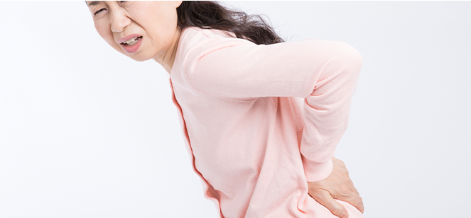 등뼈 안쪽 통로가 좁아짐